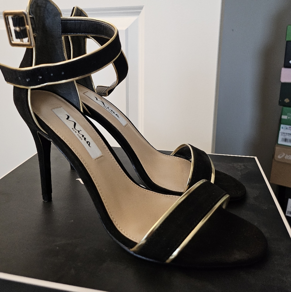 Heel sandals with gold accents